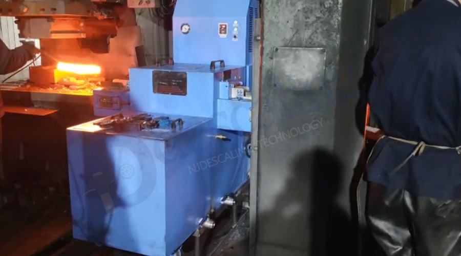 Round bar metal forging descaling machine